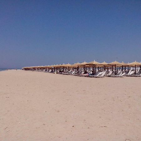 Apartment 60M From Sea! Nea Kallikrateia Esterno foto